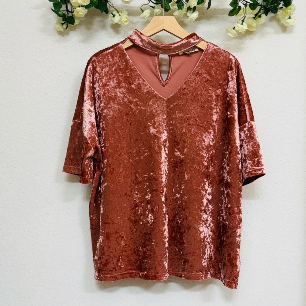 Listicle • Coral Rose Crushed Velvet Choker Neck Cutout Short Sleeve Top
